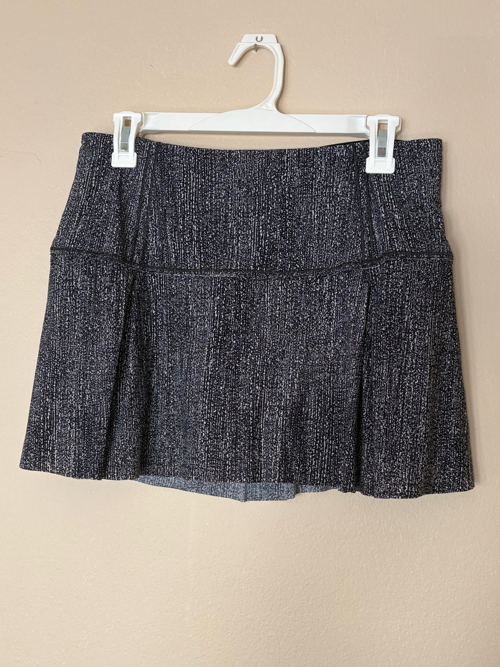 Lululemon Lost In Pace Skirt size 8 in Salt Alpine White/Black
